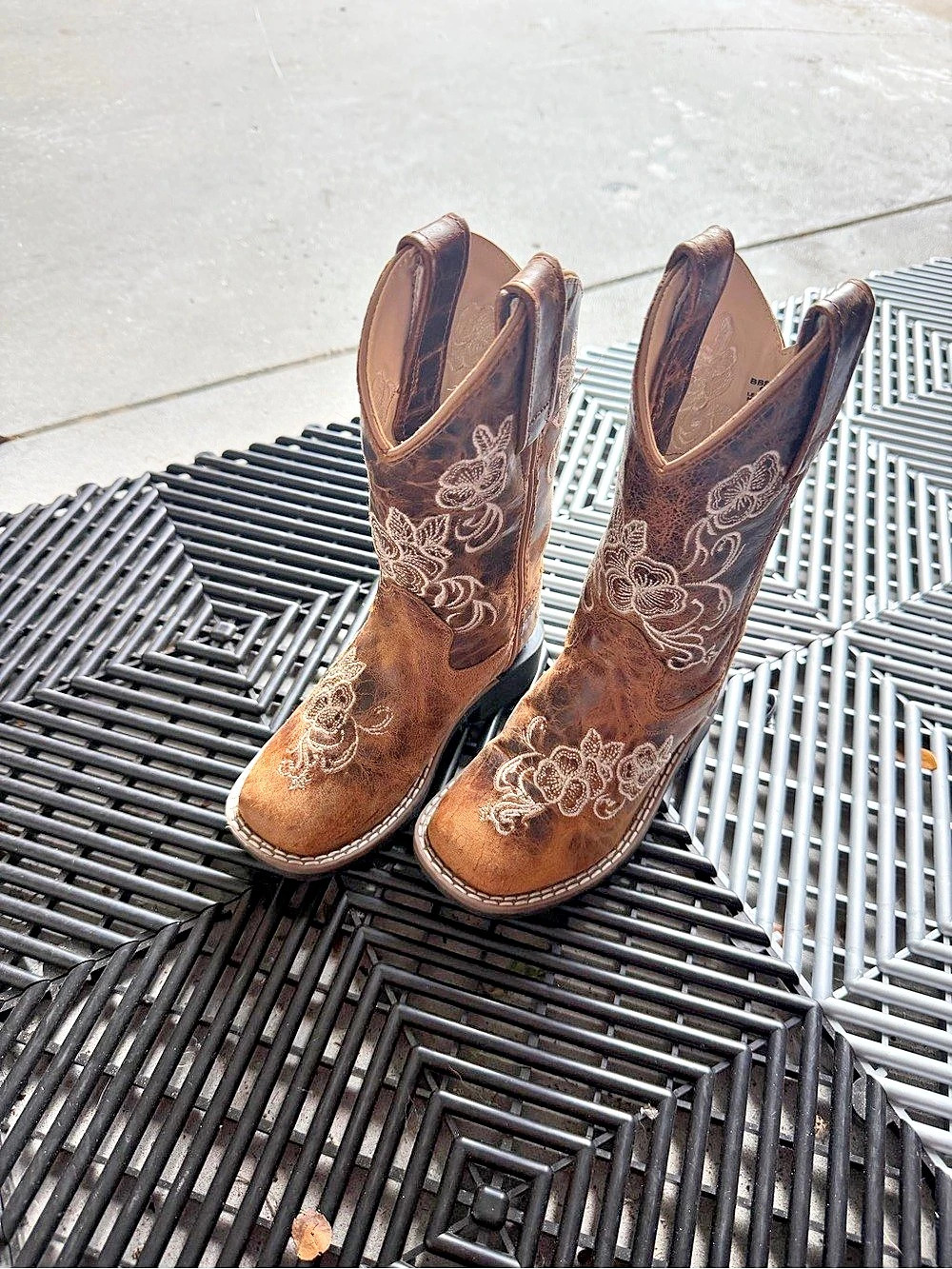 Brown Floral Embroidered Western Heeled Boots
